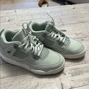 Jordan 4 retro
Sea foam/metallic silver/ sail